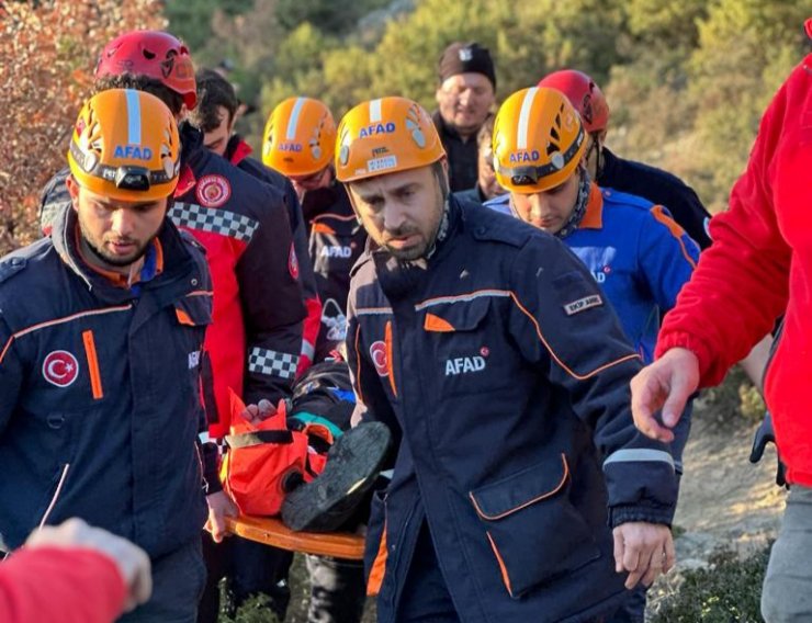 Define ararken yuvarlanan kaya ile yaralandı