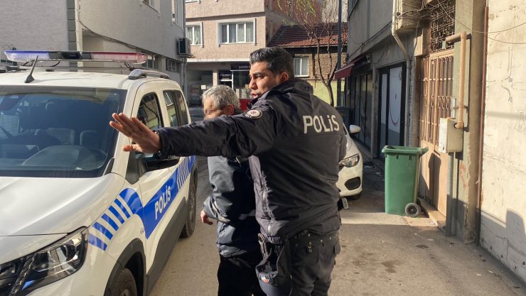 Evini ateşe verdi, komşularının saldırısından polis kurtardı