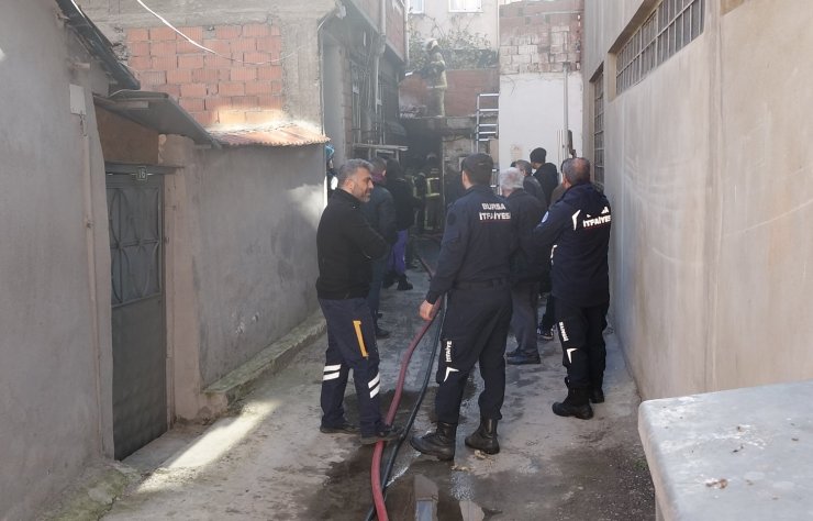 Evini ateşe verdi, komşularının saldırısından polis kurtardı