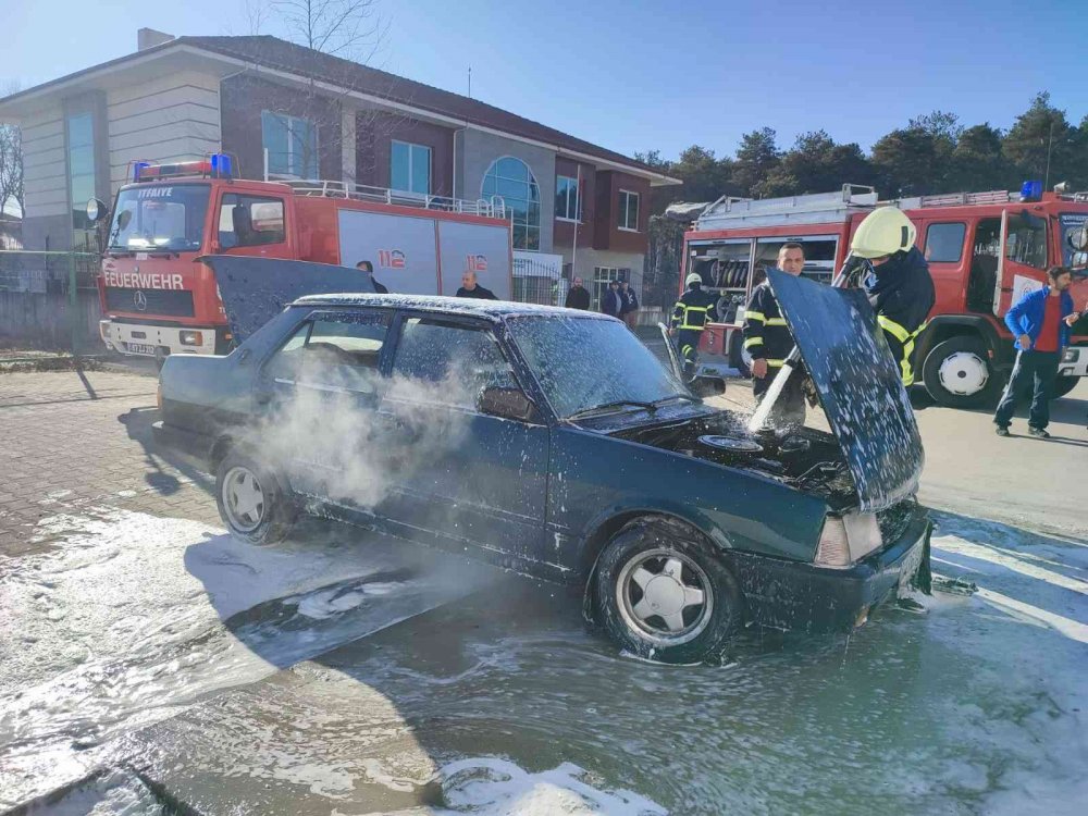 Park halindeki araç alevlere teslim oldu