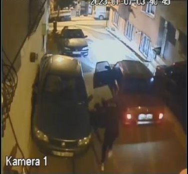 Sürücü düştü, otomobil duvara çarptı