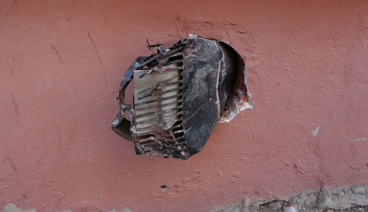 Sürücü düştü, otomobil duvara çarptı