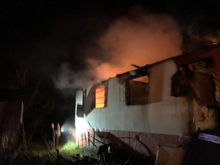 Tek katlı evde oturan kadın, çıkan yangında hayatını kaybetti