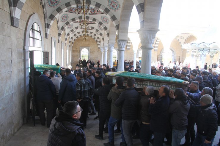 TIR'ın çarptığı otomobilde ölen abla-kardeş toprağa verildi