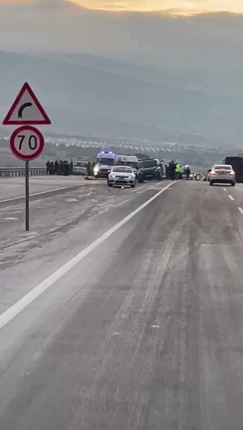 Servis aracı devrildi: 2 ölü, 15 yaralı