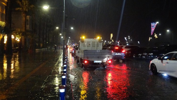 İzmir’de sağanak yaşamı olumsuz etkiledi