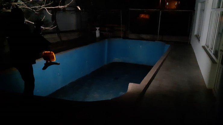 5'inci kattan boş havuza düşen öğretmen hayatını kaybetti