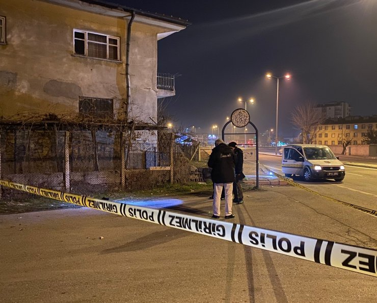 Evinin önünde 4 kişinin bıçaklı saldırısında ağır yaralandı