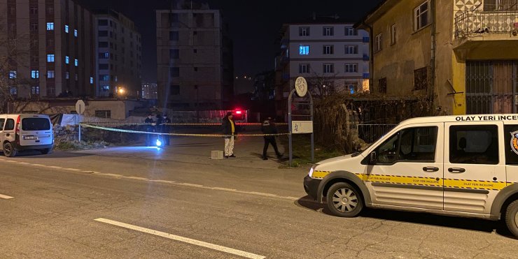 Evinin önünde 4 kişinin bıçaklı saldırısında ağır yaralandı