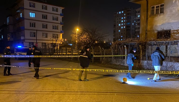 Evinin önünde 4 kişinin bıçaklı saldırısında ağır yaralandı