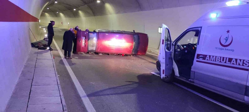Hafif ticari araç tünel içinde yan yattı
