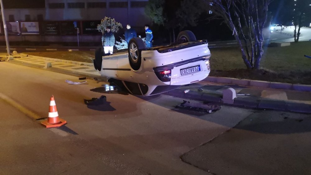 Hafif ticari araçla çarpışan otomobil kaldırıma devrildi, yaralılar var