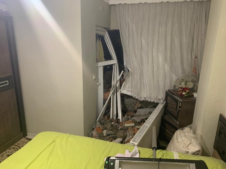 Heyelanda dairenin duvarı yıkıldı