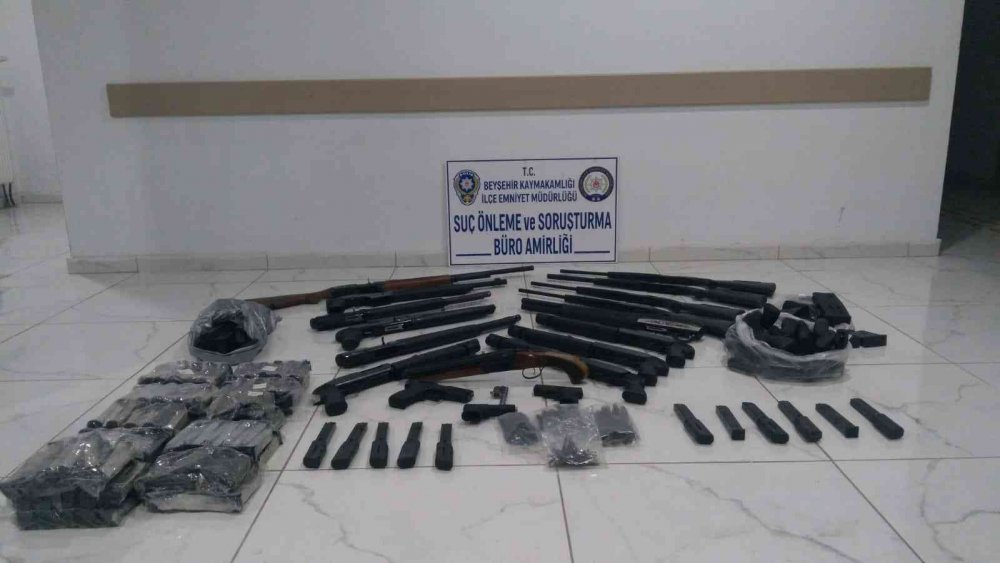 Konya’da merkeze girişte durdurulan otomobilde kaçak silah ele geçirildi