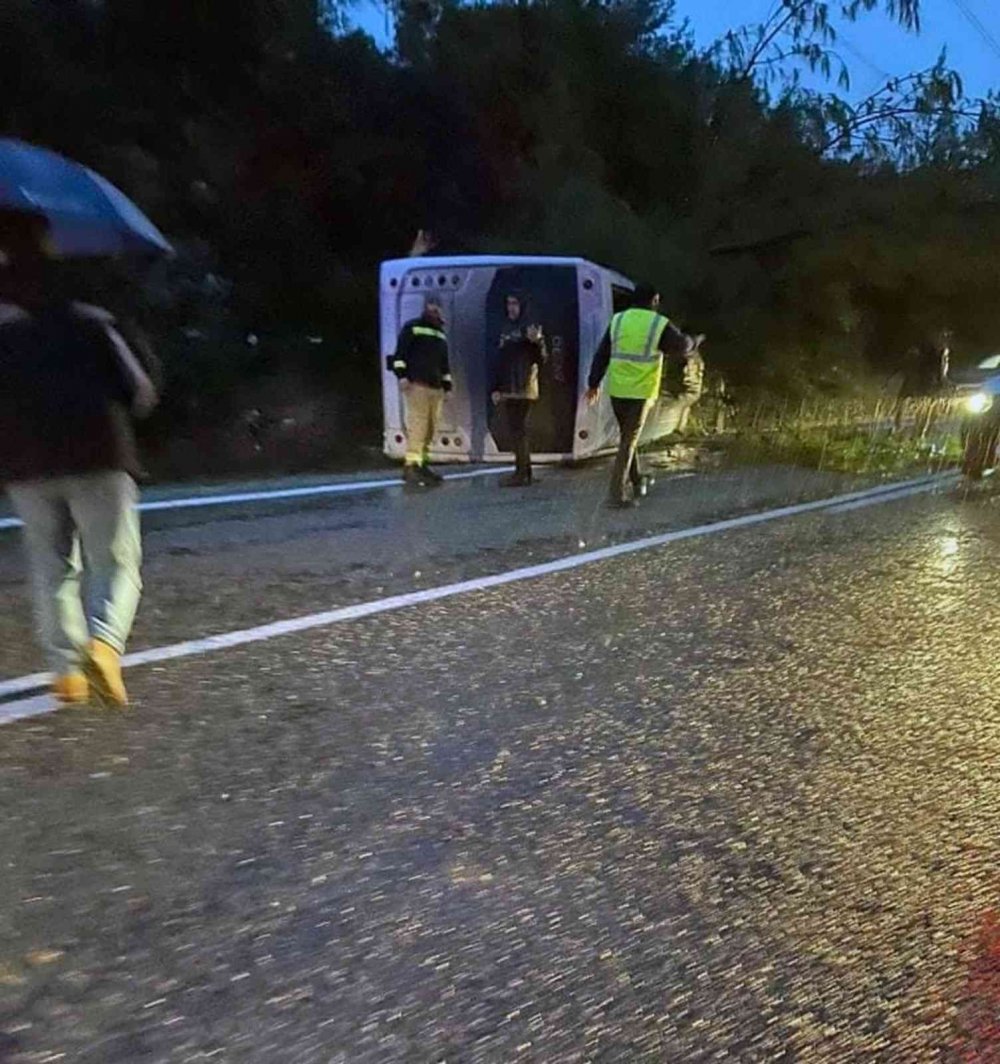 Servis aracı kaza yaptı, yaralılar var