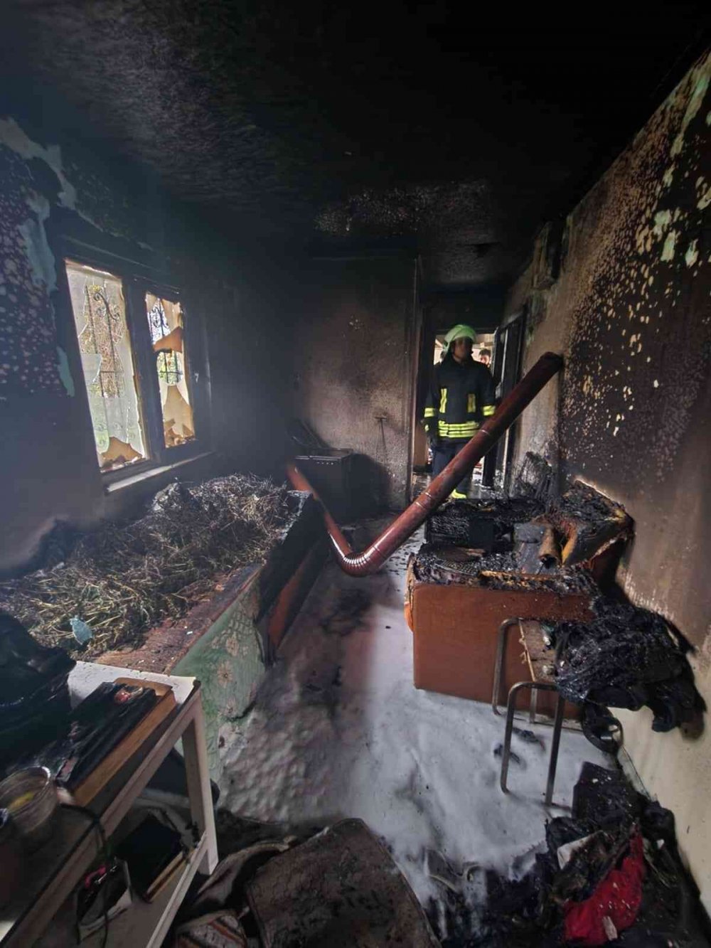 Sobadan çıkan yangında ev kullanılamaz hale geldi