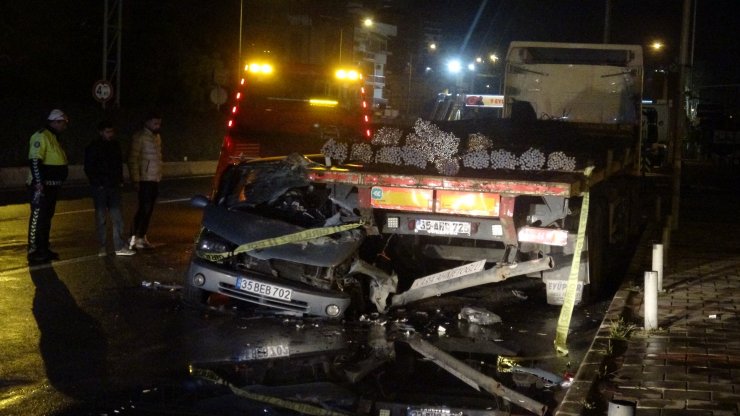 Park halindeki TIR'a çarpan otomobilin sürücüsü yaşamını yitirdi
