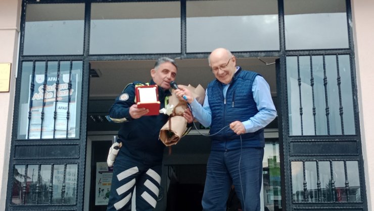 Emekli olan trafik polisine yaya geçidinde sarılıp veda ettiler