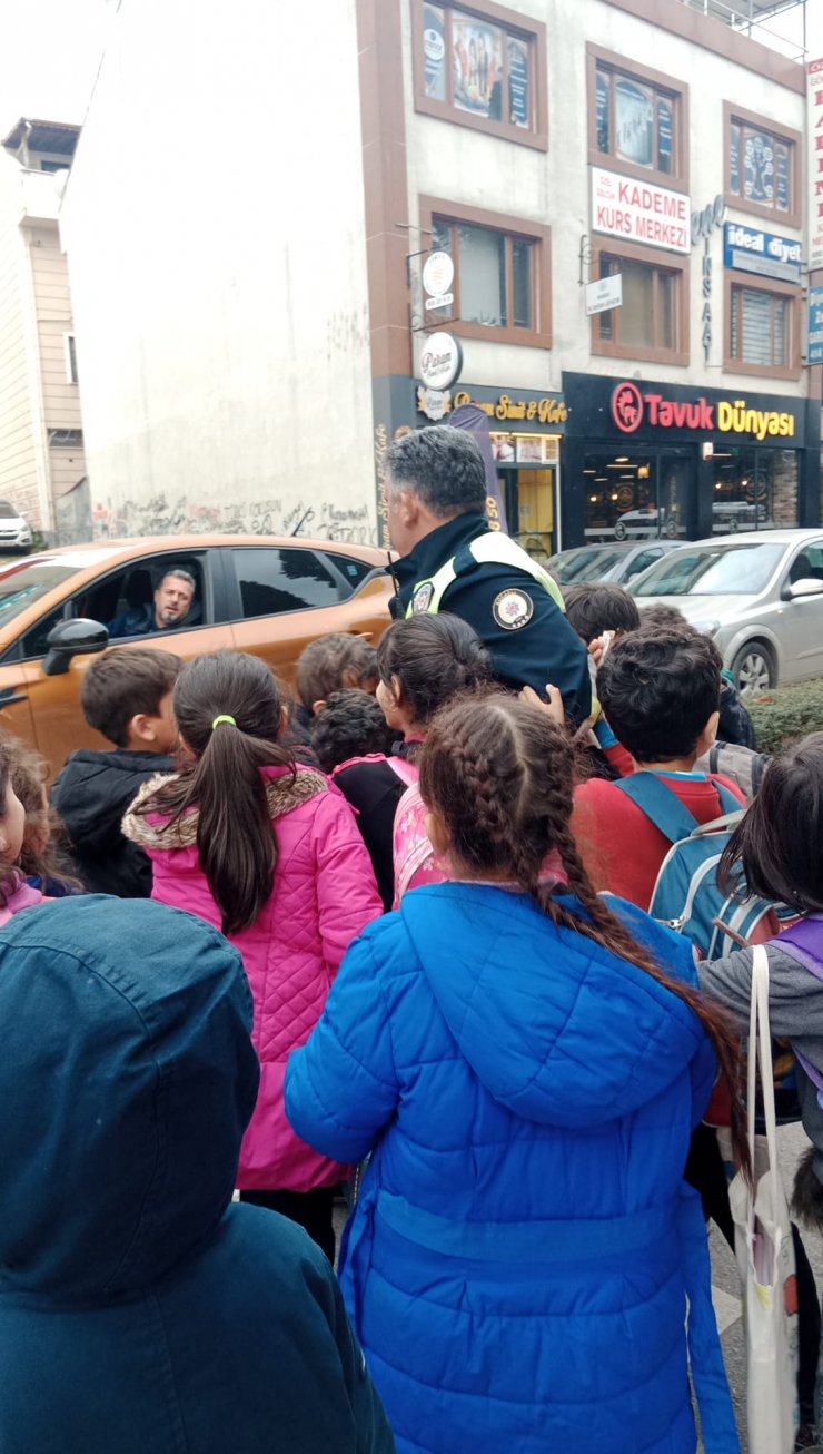 Emekli olan trafik polisine yaya geçidinde sarılıp veda ettiler