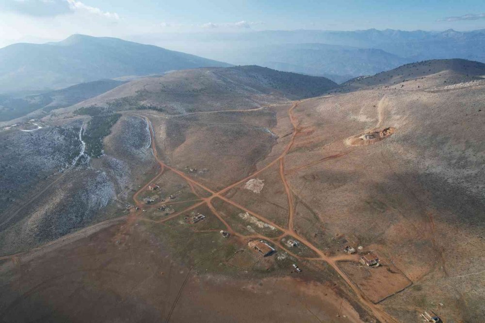 Havadan görüntülendi, yağış yeterli olmayınca Karagöl tamamen kurudu