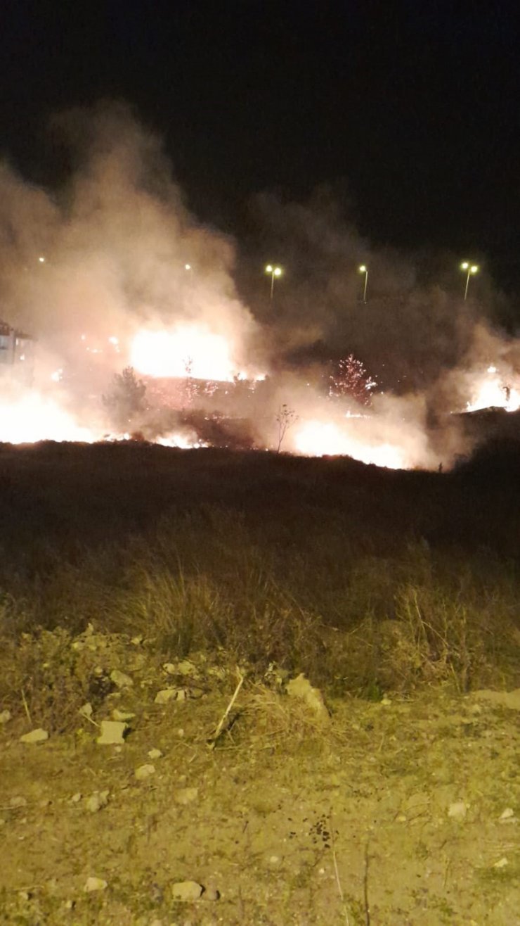 O ilde yerleşim yerine yakın bölgede makilik yangını