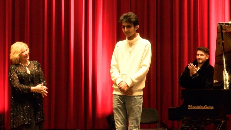 Sosyal medyada gündem olan kurye piyanist bu kez sahnede çaldı