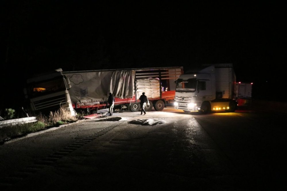 Tır devrildi, Adana-Ankara Otoyolu ulaşıma kapandı