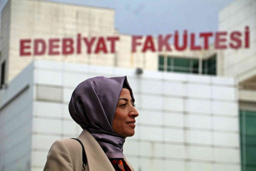 28 Şubat’ta başörtüsüz sıralardan, başörtülü akademisyenliğe