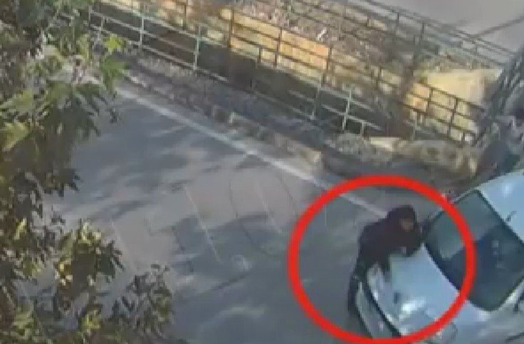 Beton mikseri aracı altına aldı