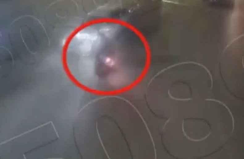 Beton mikseri aracı altına aldı