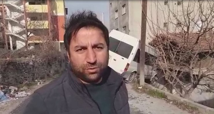 Buzlu yolda kayan minibüs askıda kaldı