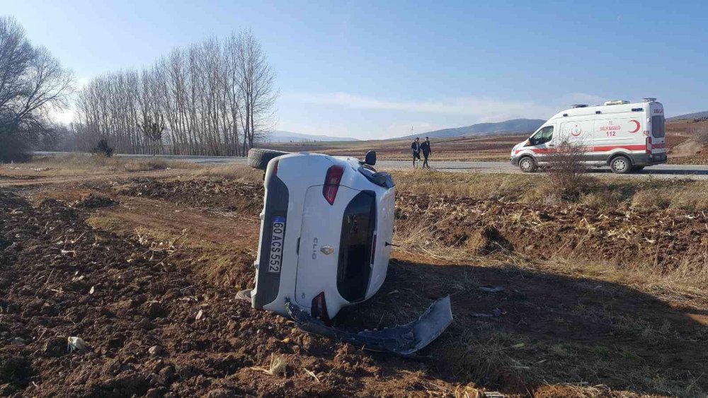 Devrilen otomobilden burnu bile kanamadan çıktı