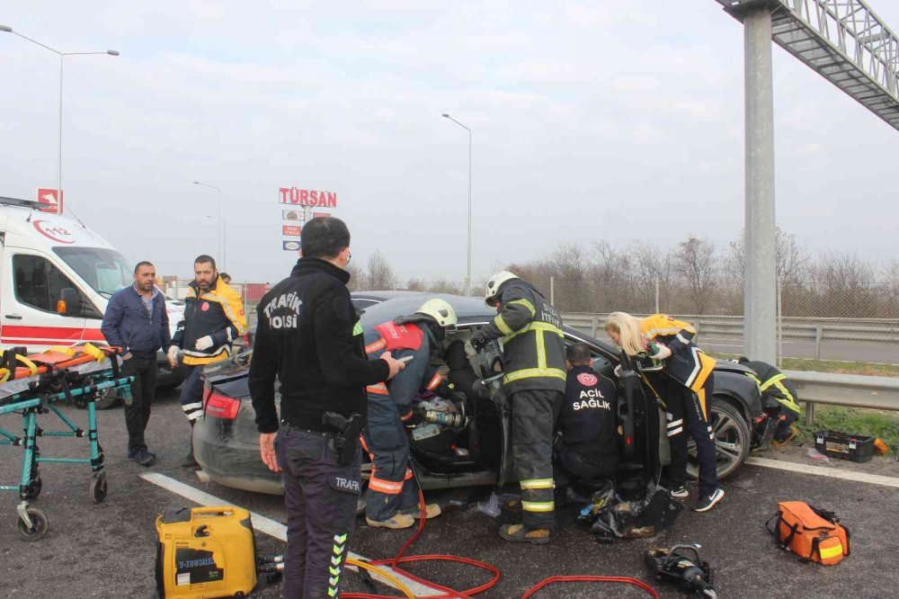 Dinlenme tesisinden çıkan otomobil, iki araçla çarpıştı: 3 yaralı