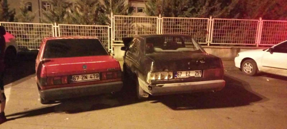 Ehliyetsiz alkollü şahıs, park halindeki 3 araca çarptı