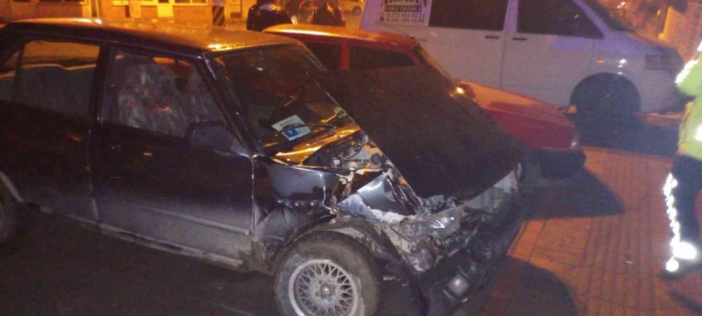 Ehliyetsiz alkollü şahıs, park halindeki 3 araca çarptı