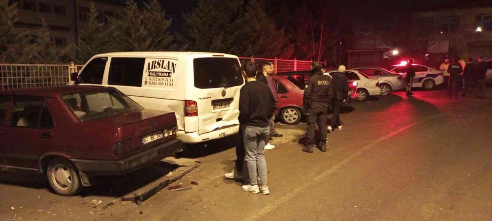 Ehliyetsiz alkollü şahıs, park halindeki 3 araca çarptı