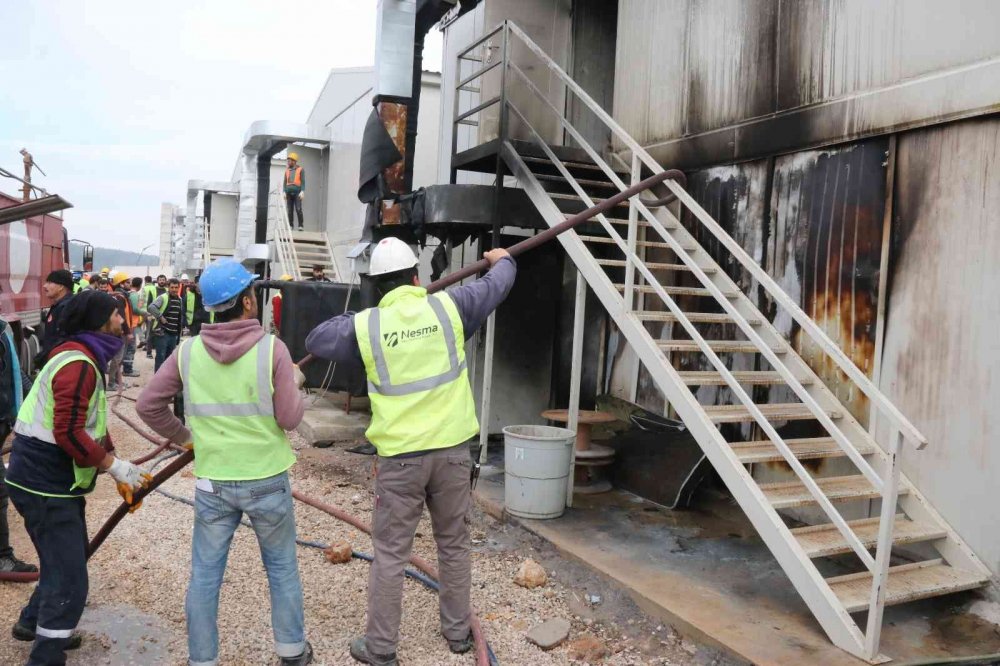 Hastane inşaatında çalışan 200 işçinin kaldığı konteyner alev alev yandı