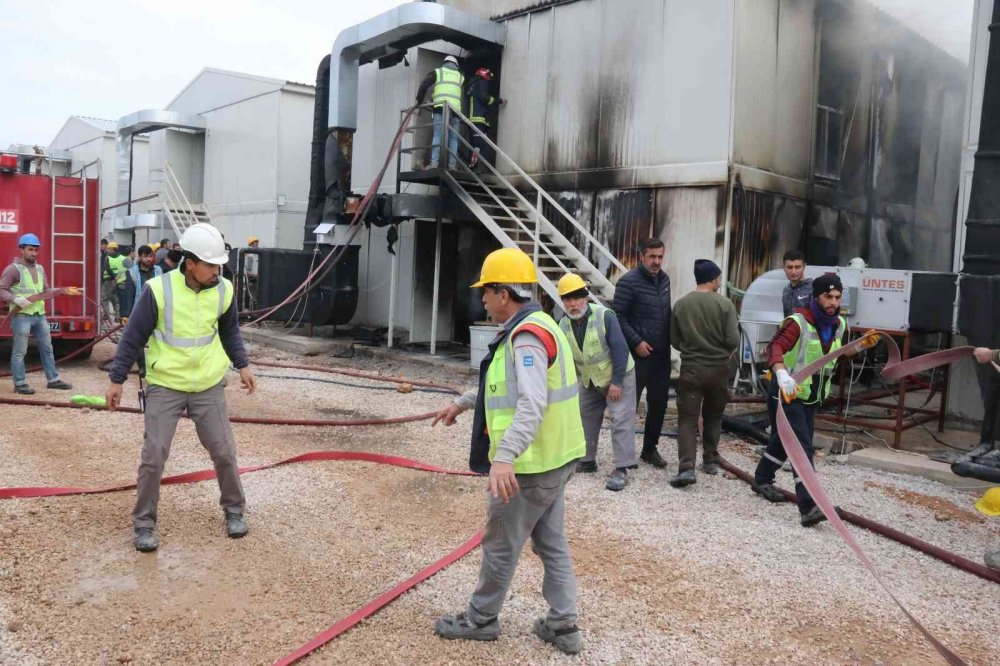 Hastane inşaatında çalışan 200 işçinin kaldığı konteyner alev alev yandı