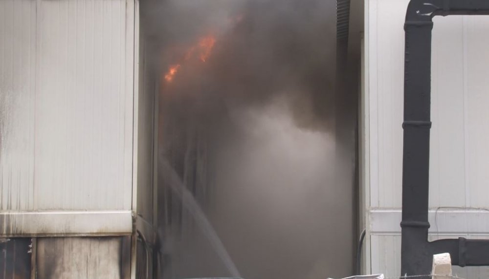 Hastane inşaatında çalışan 200 işçinin kaldığı konteyner alev alev yandı