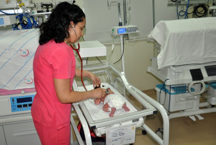 Karaman'da 1 haftalık bebeği cami avlusuna terk ettiler