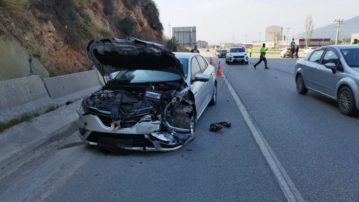 Kavşakta kaza: 2’si çocuk 3 yaralı