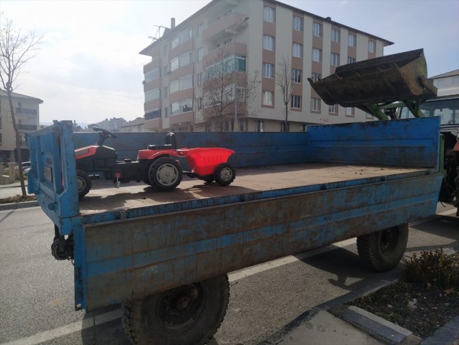 Konya'da park halindeki traktörden düşen çocuk yaralandı