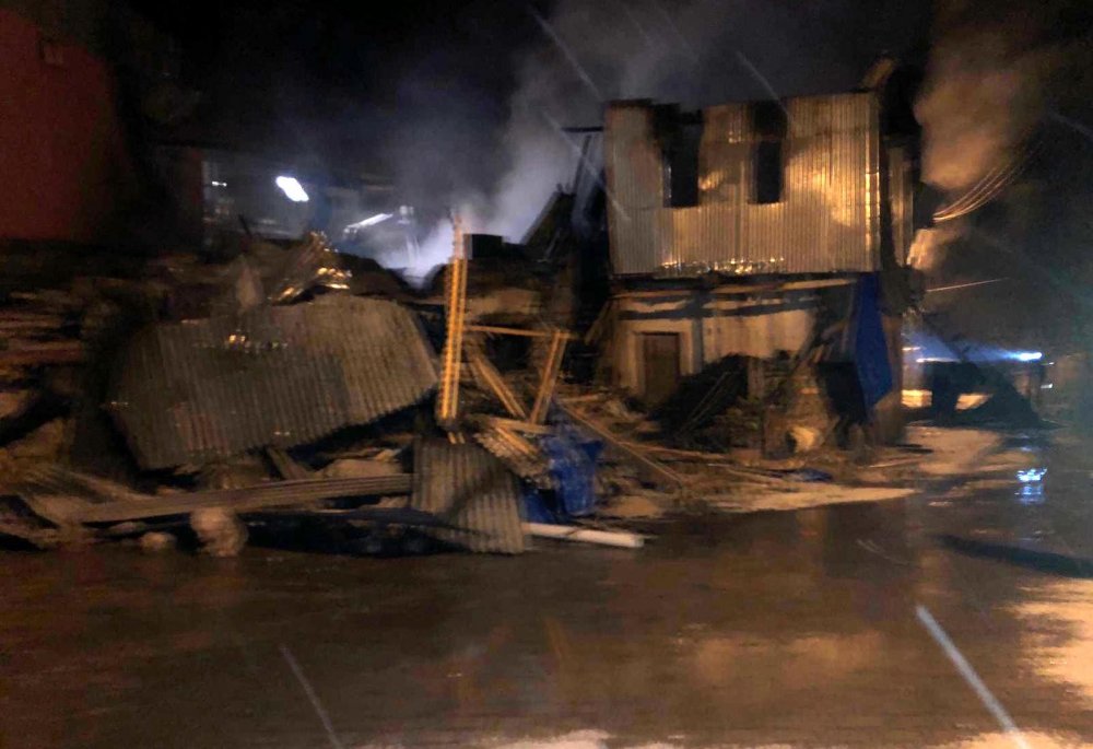 Köyde çıkan yangında 4 ev  yandı