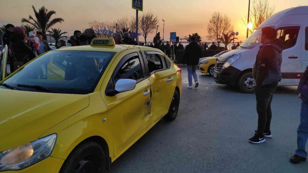 Öğrenci servisiyle ticari taksi çarpıştı