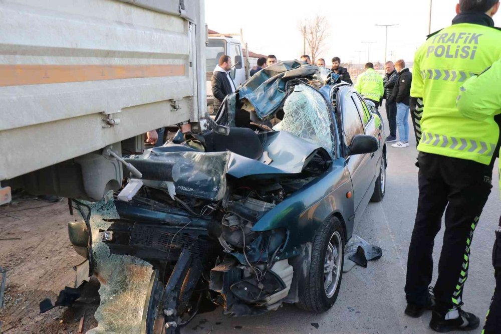 Park halindeki kamyona ok gibi saplandı: 1 ölü, 1 ağır yaralı