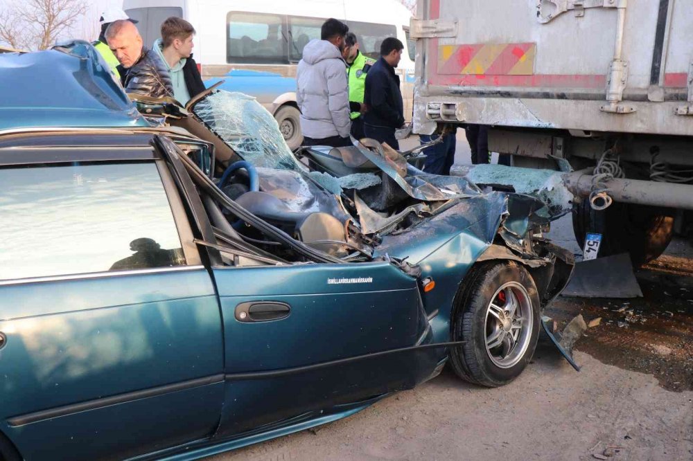 Park halindeki kamyona ok gibi saplandı: 1 ölü, 1 ağır yaralı