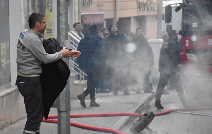 Sivas'ta 5 katlı apartmanda yangın