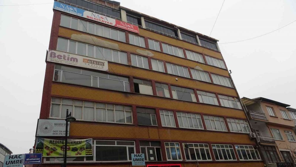 Yarı çıplak halde ölü bulundu