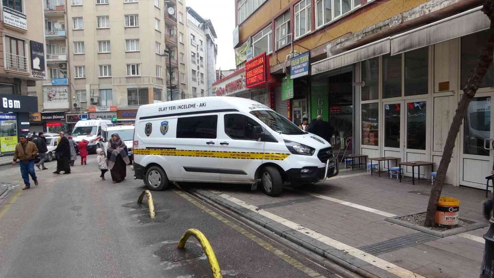 Yarı çıplak halde ölü bulundu