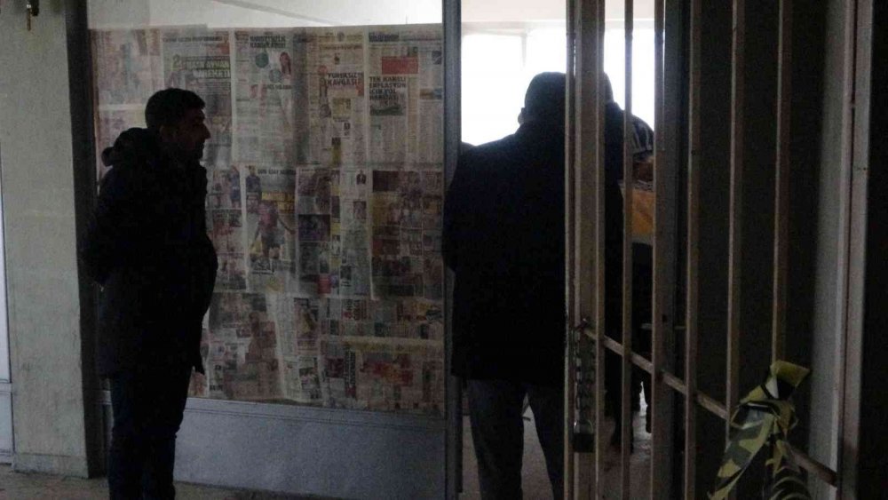 Yarı çıplak halde ölü bulundu